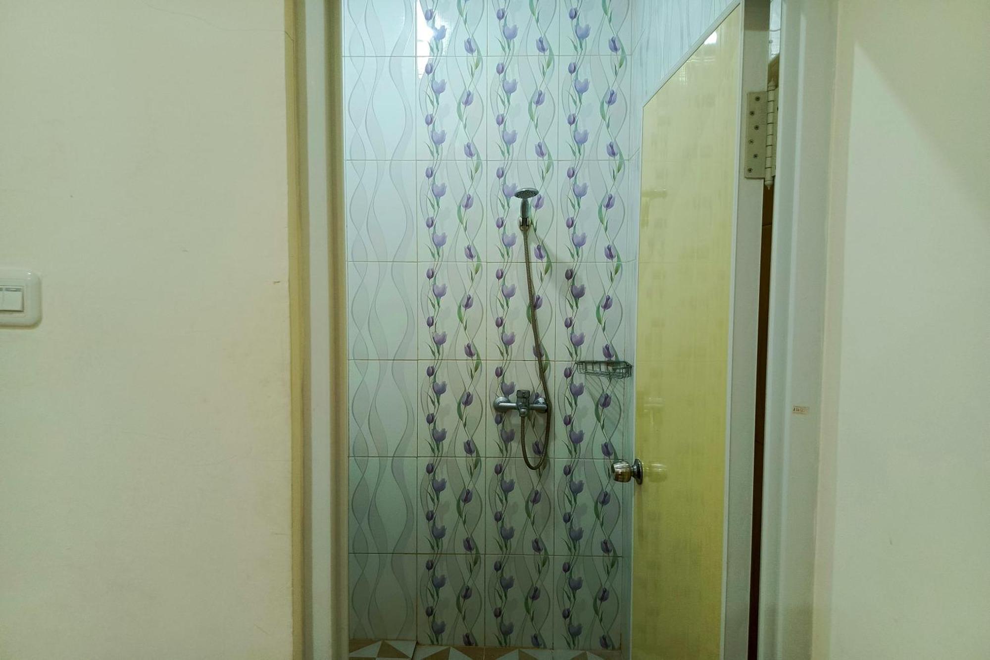 Adisa Homestay Malang Extérieur photo