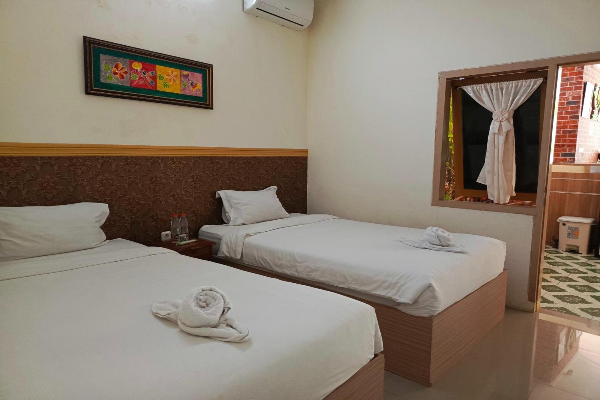 Adisa Homestay Malang Extérieur photo