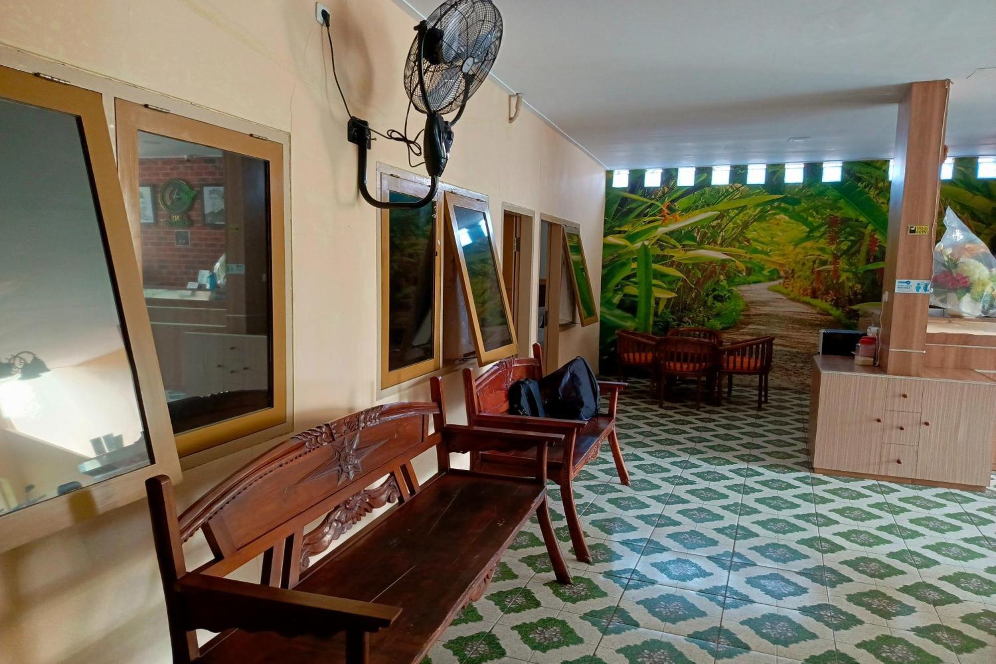 Adisa Homestay Malang Extérieur photo