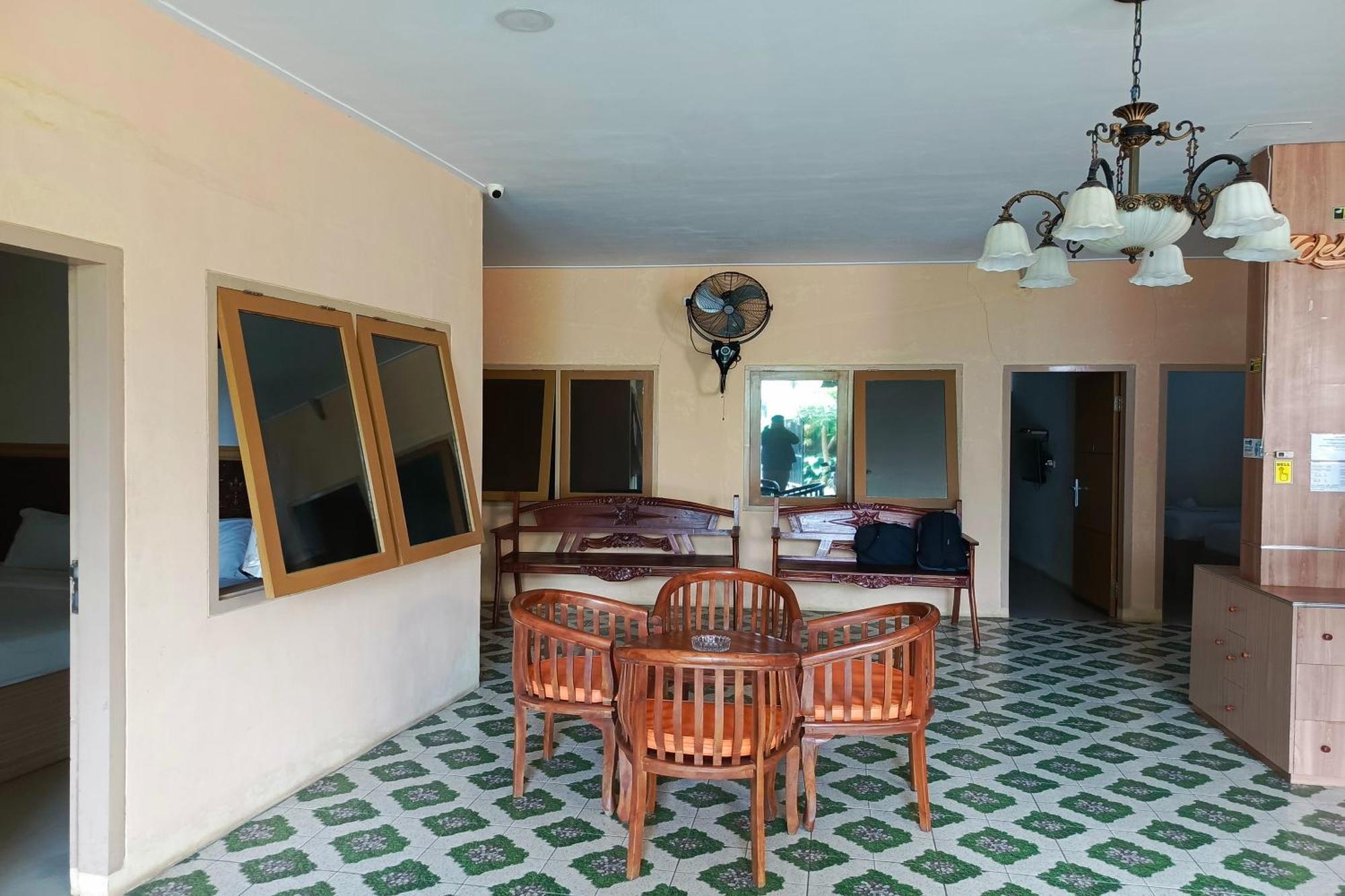 Adisa Homestay Malang Extérieur photo